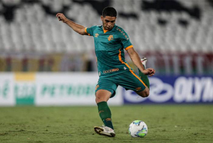 Michel Araújo completou 24 anos nesta segunda e marcou o primeiro gol da goleada do Fluminense sobre o Coritiba por 4 a 0 no Nilton Santos