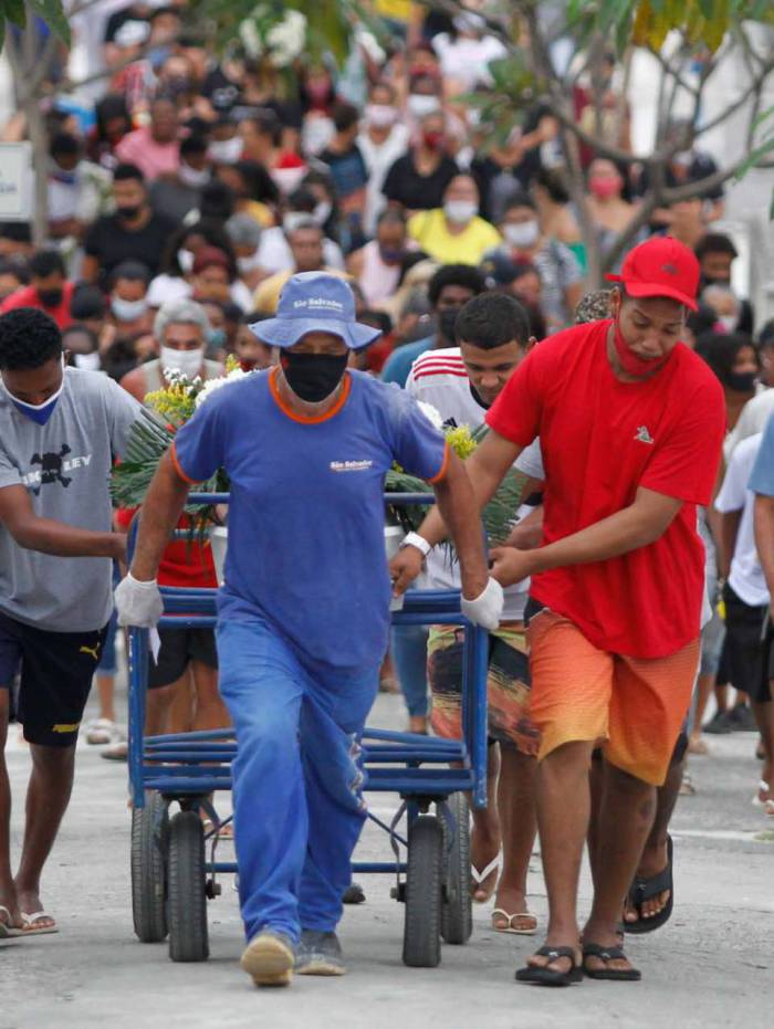 Tristeza e comoção no enterro do pequeno Samuel (foto menor), no Cemitério Municipal de Nova Iguaçu 