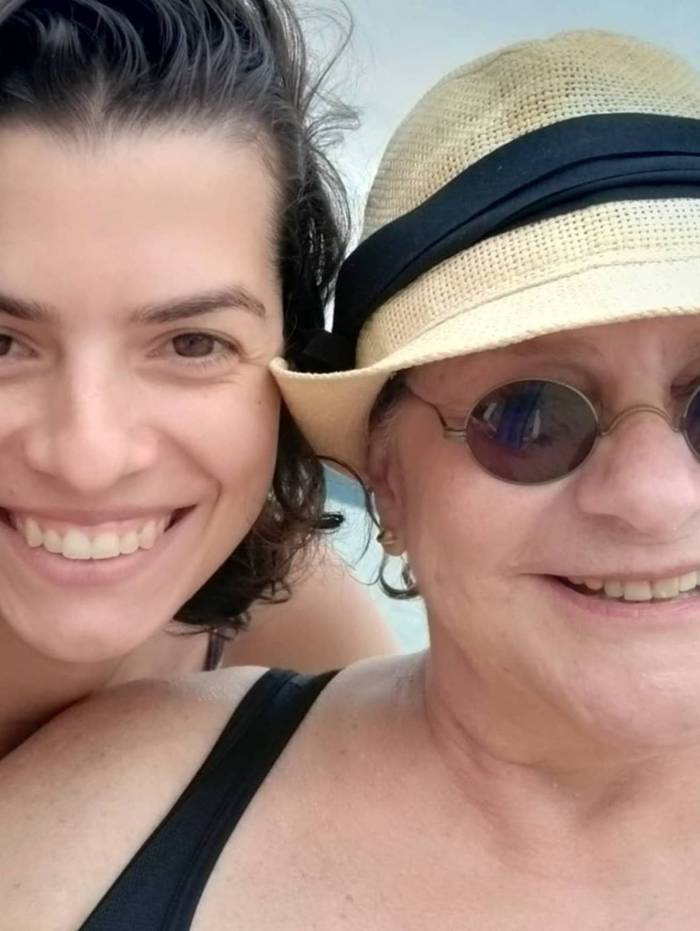 Fafy Siqueira curte praia em clima de romance com a namorada