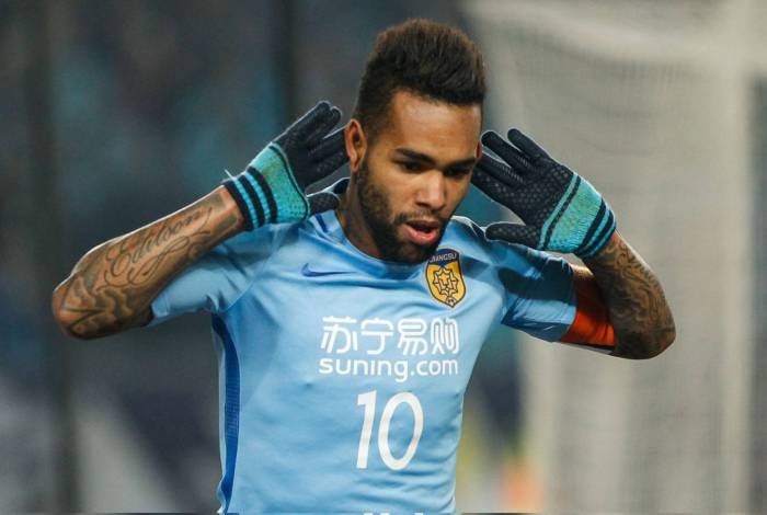 Ex-Jiangsu, Alex Teixeira está livre no mercado e mantém a forma no Rio até definir o futuro