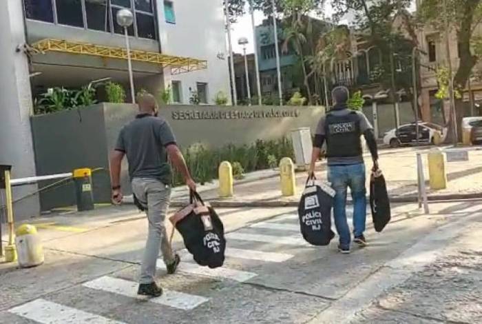 Material apreendido levado para a sede da Polícia Civil, na Lapa