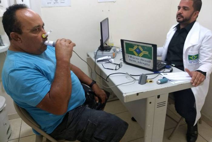 Especialista do projeto Brasil Sem Alergia realiza espirometria em um de seus pacientes