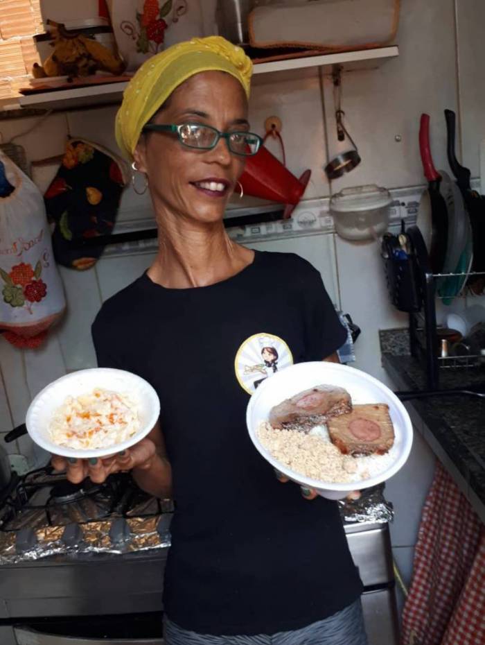 Simone Gelande Chabudé, mais conhecida como Siça, vende quentinhas no Turano
