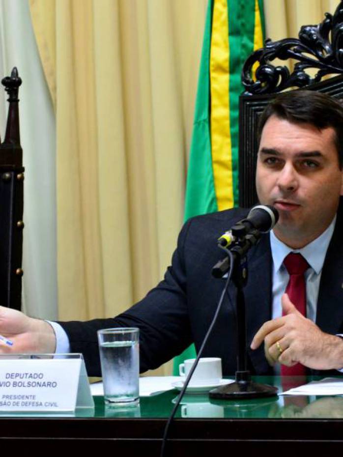 Fl&aacute;vio Bolsonaro diz que n&atilde;o &eacute; 'hora de radicalizar'