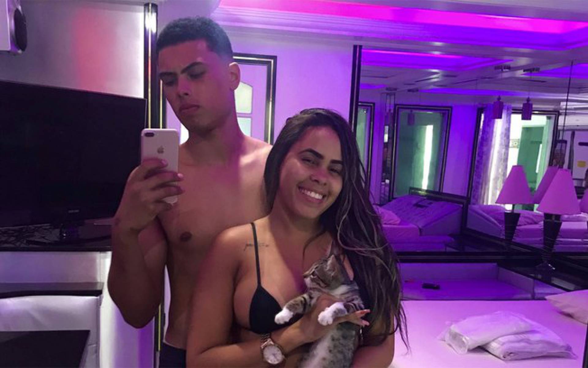 Casal comemora anivers&aacute;rio no motel e leva gato de estima&ccedil;&atilde;o
