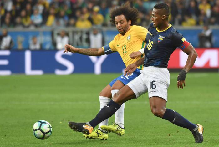 Brazil's Marcelo and Ecuador's Antonio Valencia vie for the ball during their 2018 World Cup qualifier football match in Porto Alegre, Brazil, on August 31, 2017. / AFP PHOTO / NELSON ALMEIDA