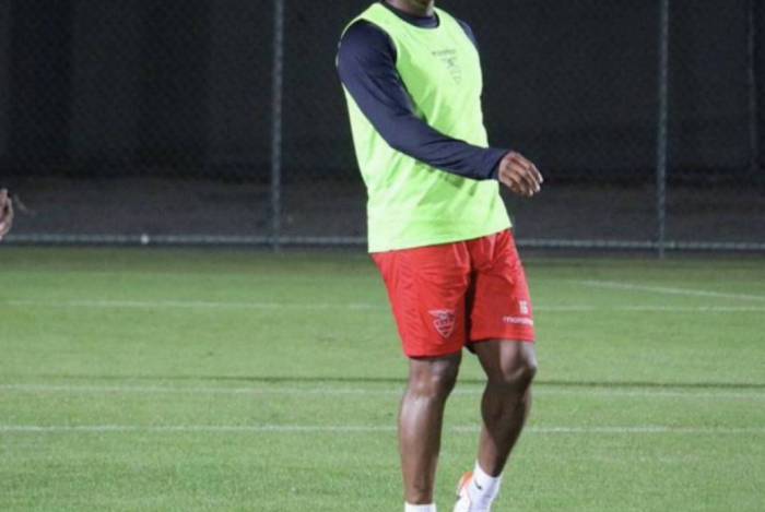 Valencia fez carreira no Manchester United, e estava na LDU recentemente