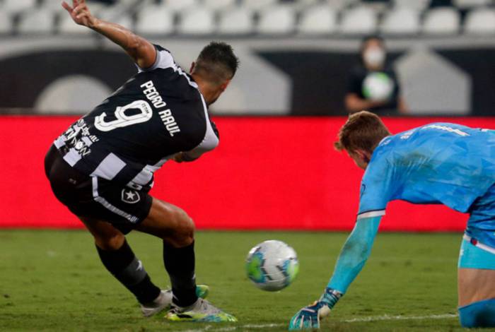 Pedro Raul marcou o gol do Botafogo no fim da partida
