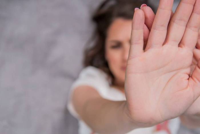 Além de espancar a mulher, o homem obrigava a vítima a assistir filmes pornôs