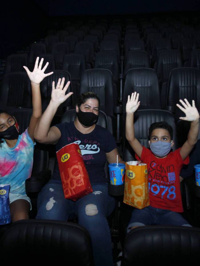 Fabiane e Rodrigo Bezerra e os filhos no Kinoplex do Norte Shopping