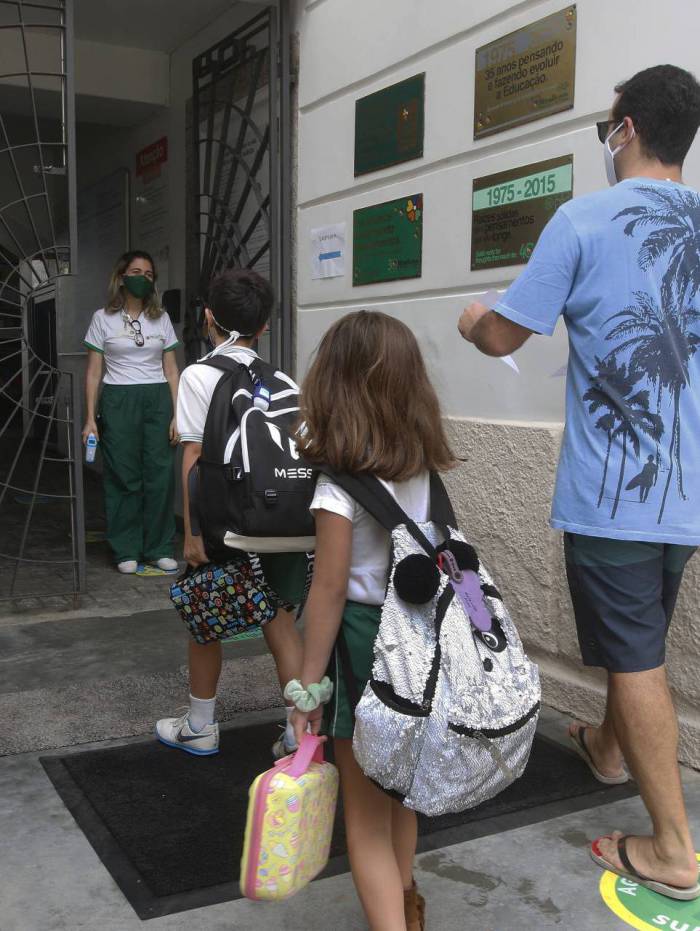 O Centro Educacional Miraflores, em Laranjeiras, na Zona Sul, voltou a receber alunos