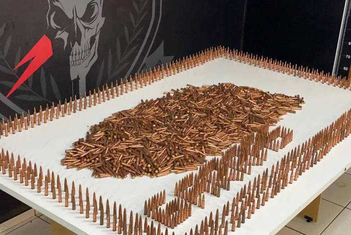 A polícia do Mato Grosso do Sul exibiu a munição apreendida