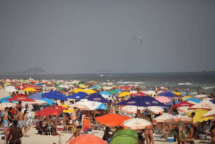 A Praia do Pepê, na Barra da Tijuca, ficou cheia ontem, dia mais quente do ano: até 43,6 graus