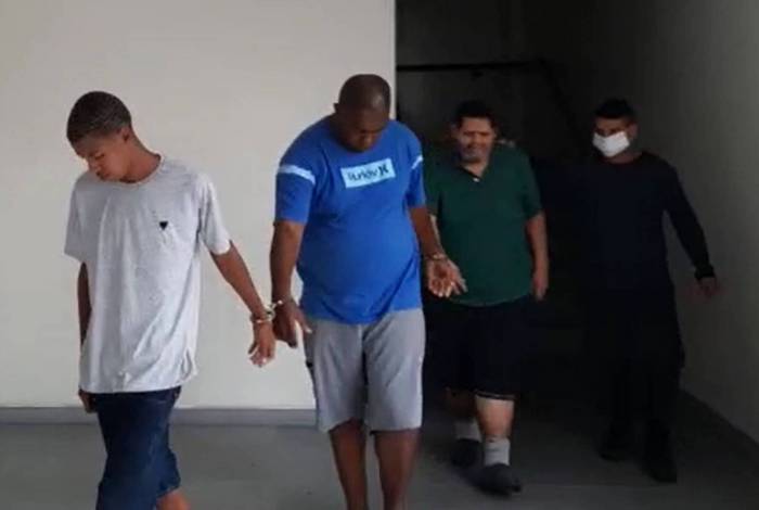 O ex-PM (de azul) foi preso juntamente com outros dos procurados pela Justiça