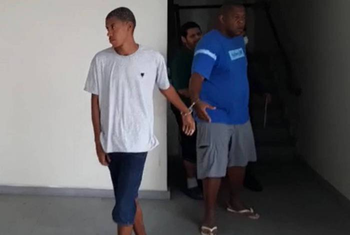 Roque (de azul) foi preso juntamente com outros foragidos da Justiça