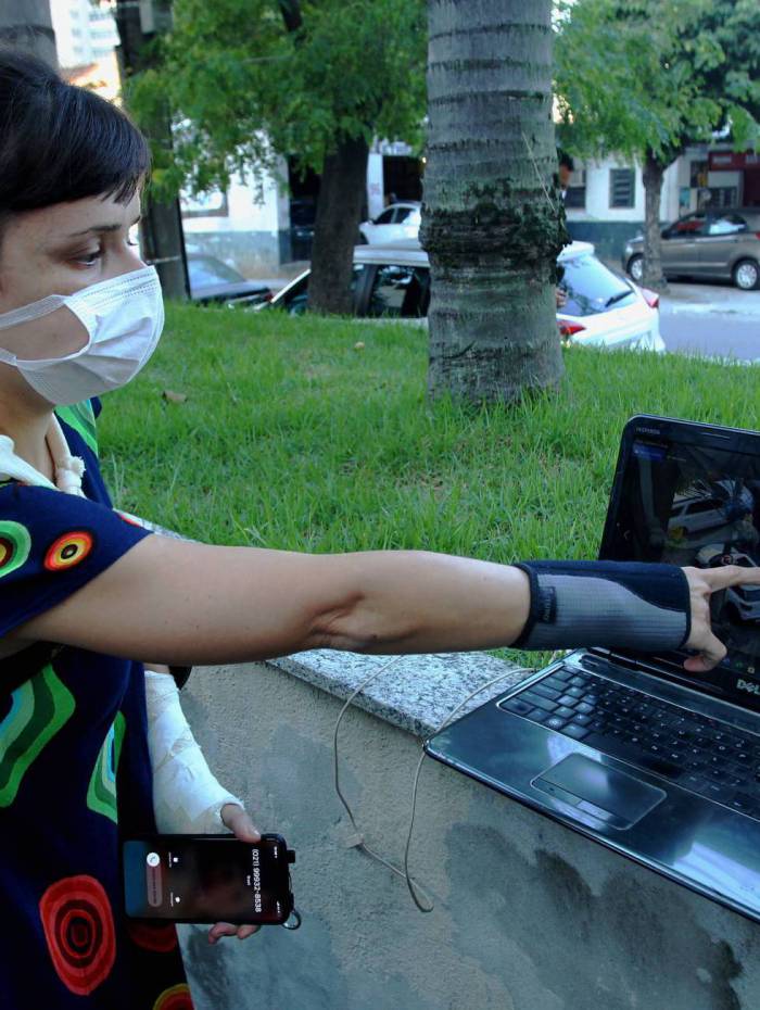 Ticyana mostra imagens das agressões que sofreu. No detalhe, ele é carregada por um dos agressores