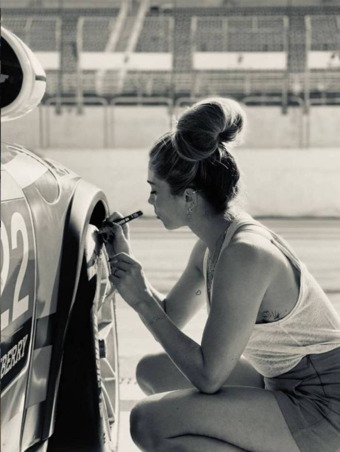 Grazi se declara para Caio Castro