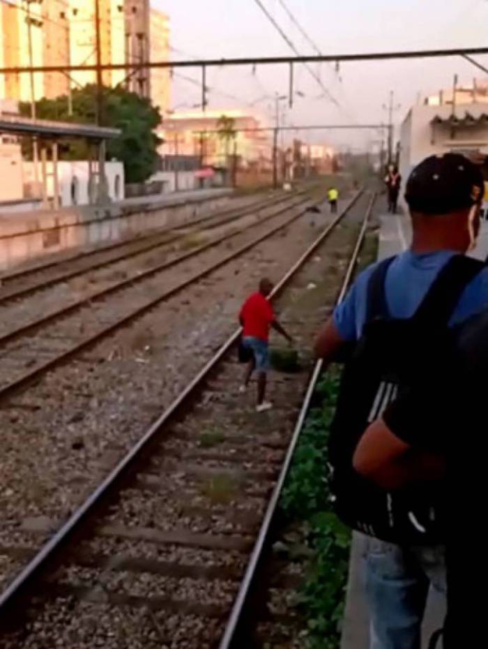 O passageiro estaria com a porta aberta irregularmente, segundo a SuperVia, e caiu nos trilhos