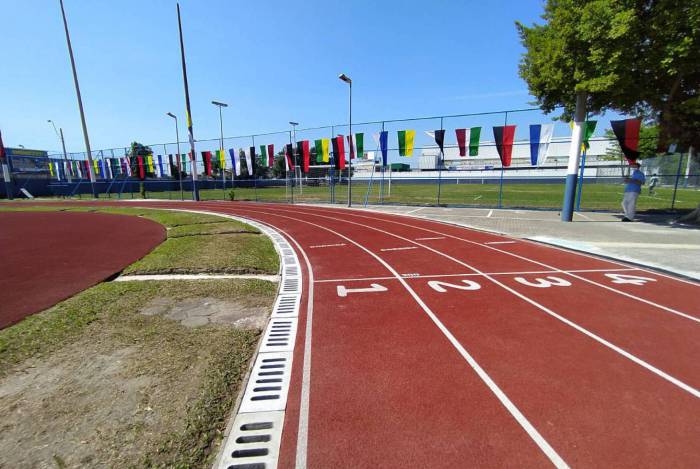 A Vila Olímpica de São João de Meriti funciona diariamente das 6h às 21h30, na Rua Milton, s/nº, no Grande Rio, às margens da Rodovia Presidente Dutra.