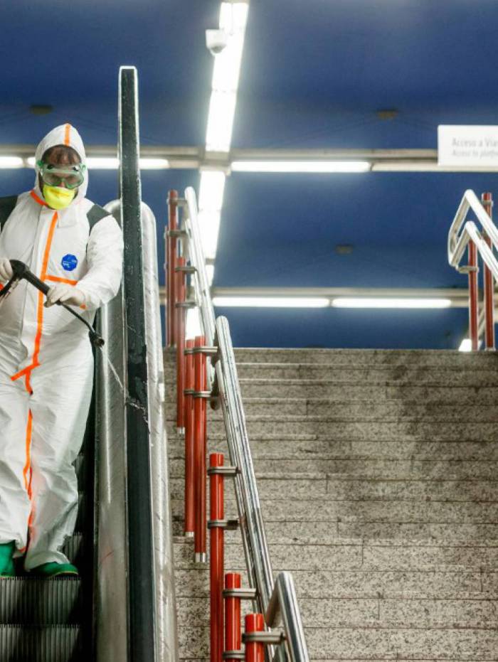 Um membro da empresa NBQ (nuclear, bacteriol&oacute;gica e qu&iacute;mica) da Brigada 'Guadarrama XII' realiza uma desinfec&ccedil;&atilde;o geral na esta&ccedil;&atilde;o de metr&ocirc; Nuevos Ministerios em Madri em 20 de mar&ccedil;o de 2020 (Photo by BALDESCA SAMPER / AFP)