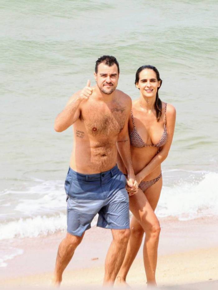 Joaquim Lopes e Marcella Foga&ccedil;a em praia do Rio na manh&atilde; deste s&aacute;bado