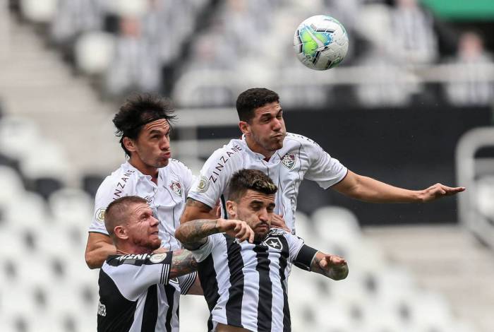 Tricolores e alvinegros disputam a bola