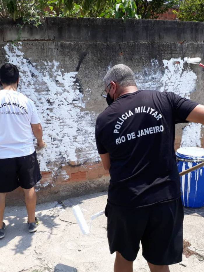 PM pinta pichações que fazem apologia ao tráfico e às facções criminosas