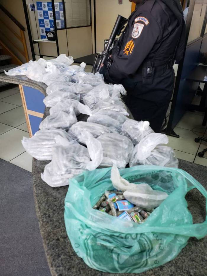 Pistolas, rádio e uma grande quantidade de drogas estão na lista de apreensões resultantes da operação contra o tráfico em Itaguaí