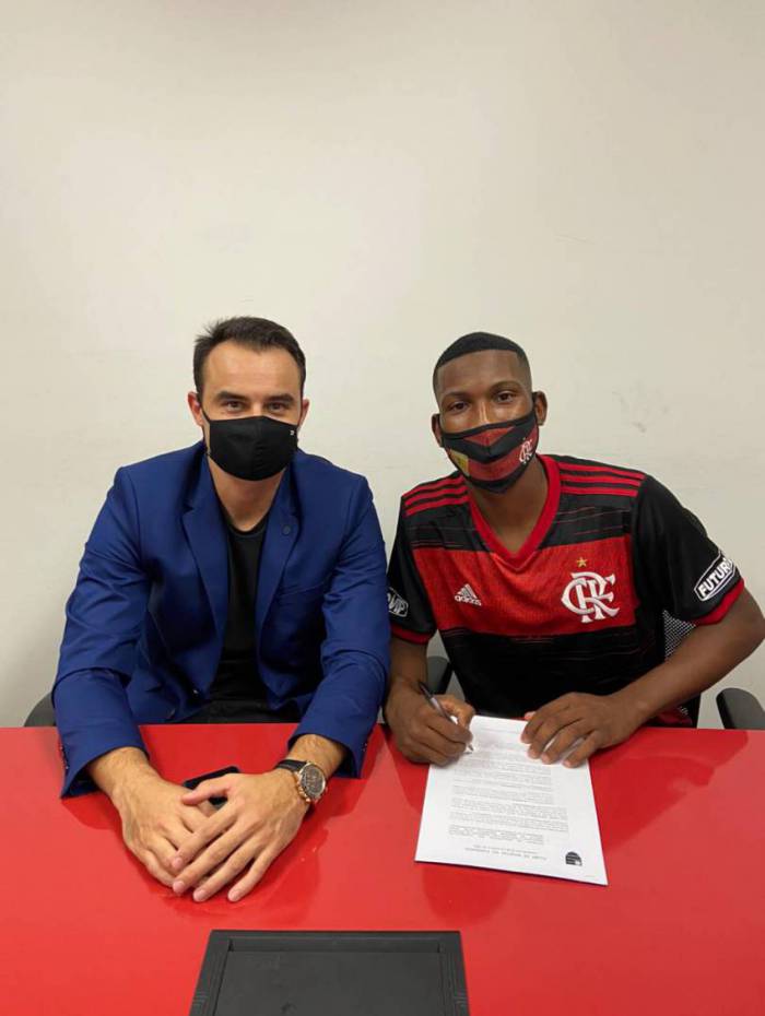 Weverton renova com o Flamengo