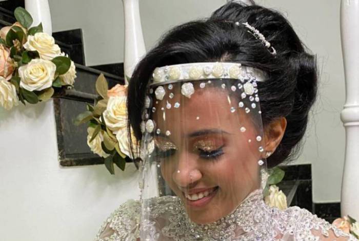 Modelo Vit&oacute;ria Carvalho posa com viseira criada para noivas