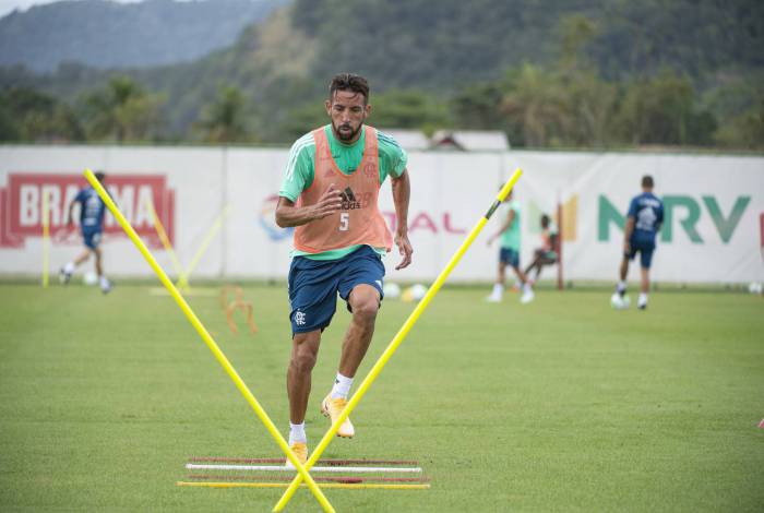 Regularizado na CBF, o lateral-direito Isla está pronto para fazer a estreia na Vila Belmiro