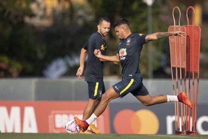 Bruno Guimarães e Everton Ribeiro durante treino da Seleção na Granja Comary: volante pode ser novidade