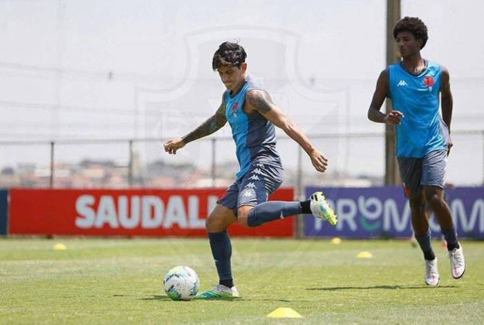O argentino Cano treinou finalizações para acabar com a seca