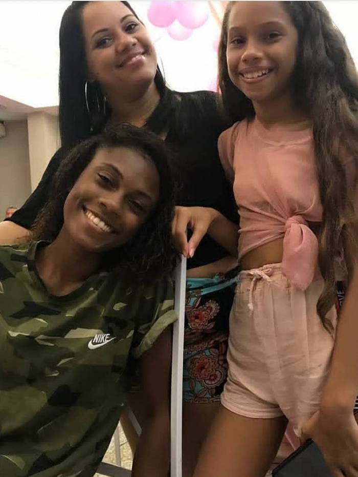 Luciana Avelar discorda de aprovação automática para as filhas Maria Clara, 17 anos e Cecília, 13 anos