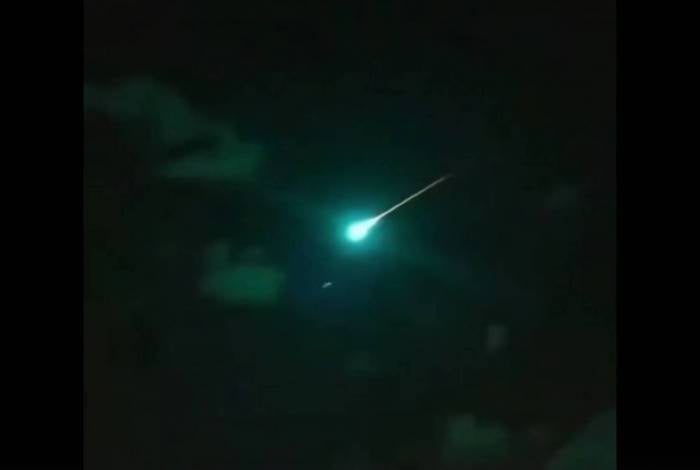 Moradores e câmeras de segurança captaram o momento da queda da 'bola de fogo'