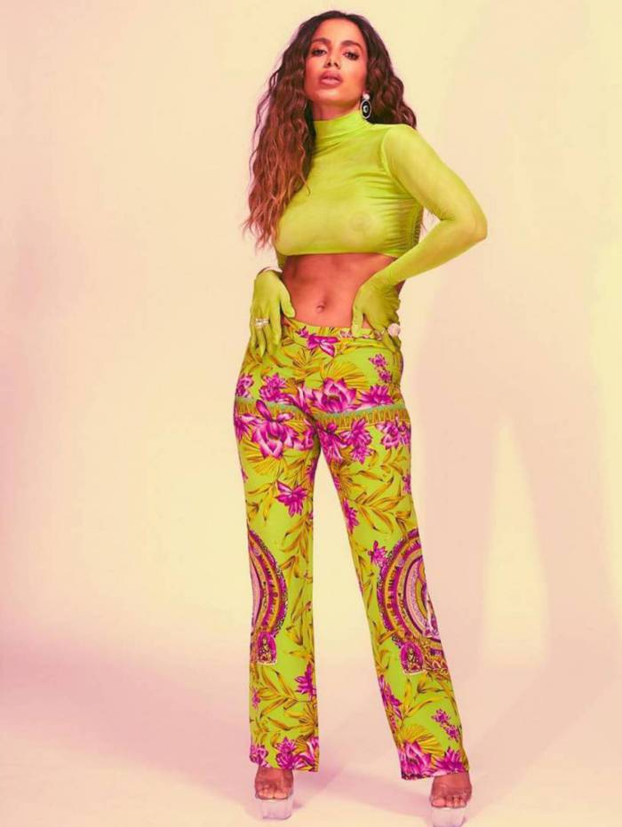 Anitta mostra os seios com blusa transparente
