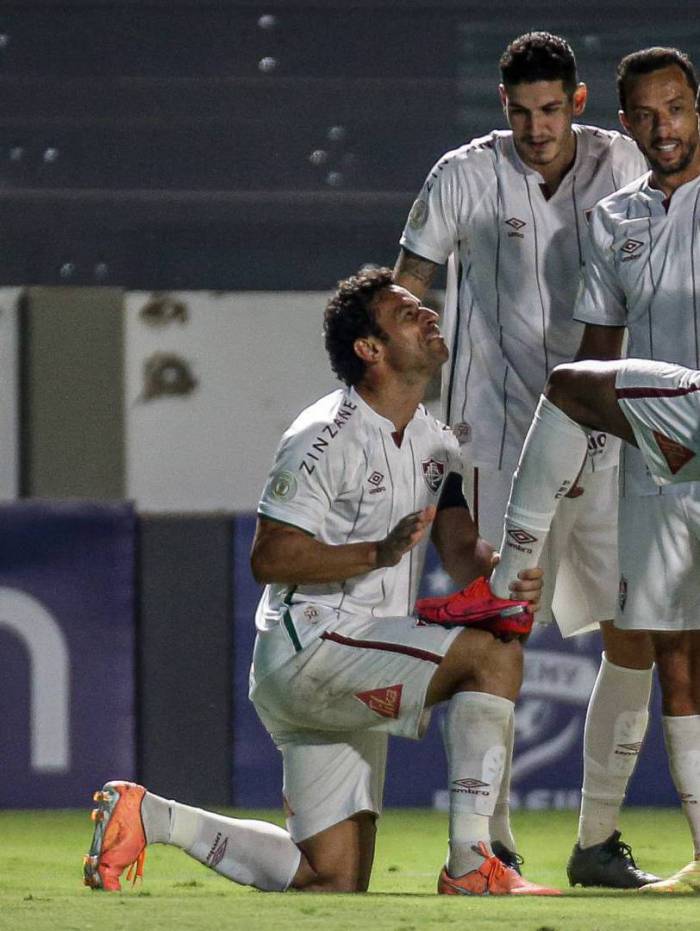 Fred 'engraxa' a chuteira de Yago Felipe após deixar o dele em Goiânia: Flu sobe na tabela do Brasileirão  - LUCAS MERÇON / FLUMINENSE F.C.