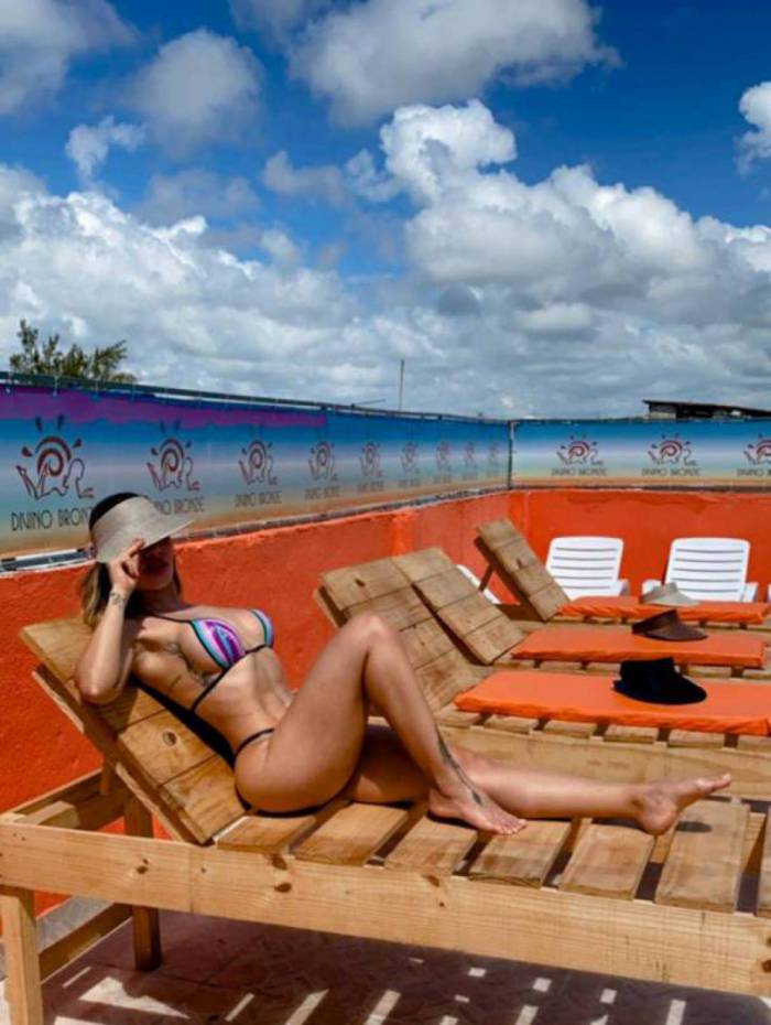 Jake Leal curte praia em Recife