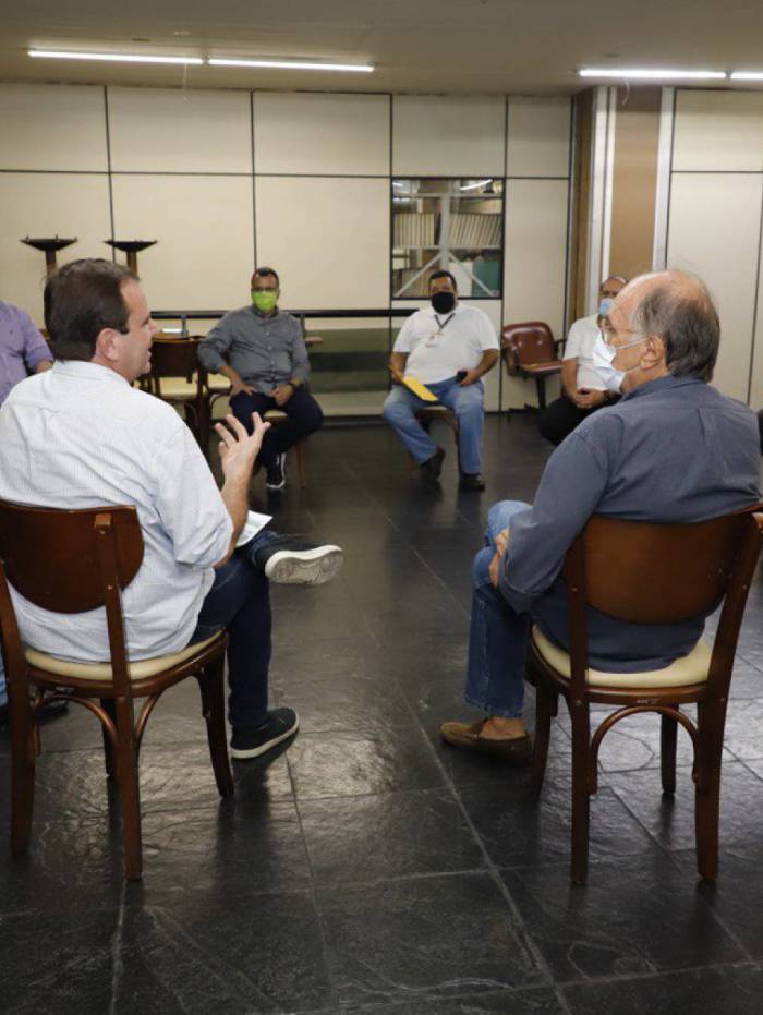 Candidato à Prefeitura do Rio pelo DEM, Eduardo Paes, reunido com comerciantes no Mercado São Sebastião