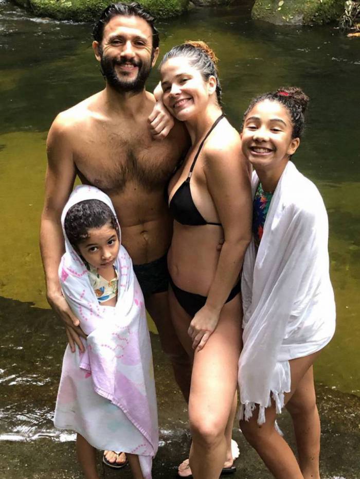 Samara Felippo comemora anivers&aacute;rio ao lado das filhas, Al&iacute;cia e Lara, e do namorado, El&iacute;dio Sanna