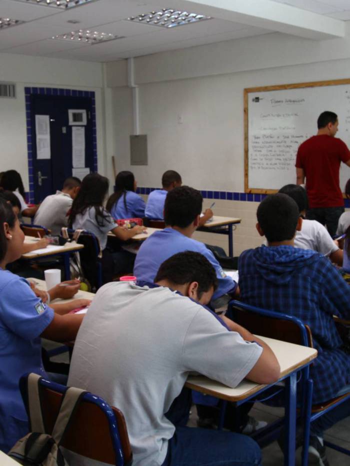 Rede estadual de ensino volta a ter aula presencial amanhã
