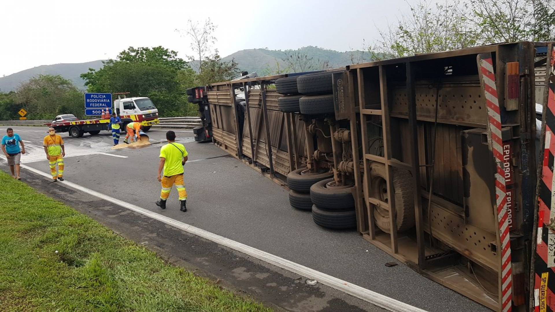 Caminh&atilde;o de cerveja tomba em Pira&iacute;