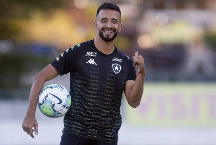 Caio Alexandre vive bom momento no meio de campo alvinegro
