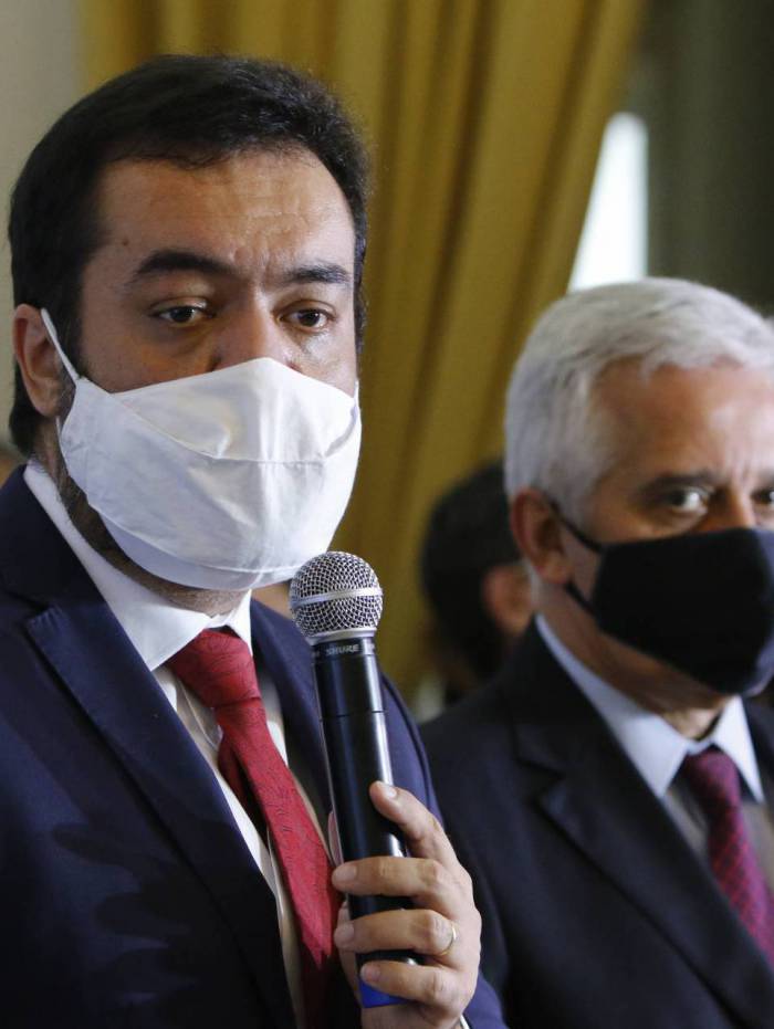 Rio de Janeiro - RJ  - 09/10/2020 - Geral - Rede estadual volta as aulas presenciais no dia 19 de outubro, anuncia governo. Retorno so e valido para alunos do 3 ano do Ensino Medio. Outras series ainda nao tem previsao de reinicio. O governo do estado anunciou na manha desta sexta-feira, no Palacio Guanabara, em Laranjeiras, zona sul do Rio, que a volta as aulas presenciais na rede estadual de ensino sera no dia 19 de outubro - na foto, governador em exercicio, Claudio Castro -  Foto Reginaldo Pimenta / Agencia O Dia