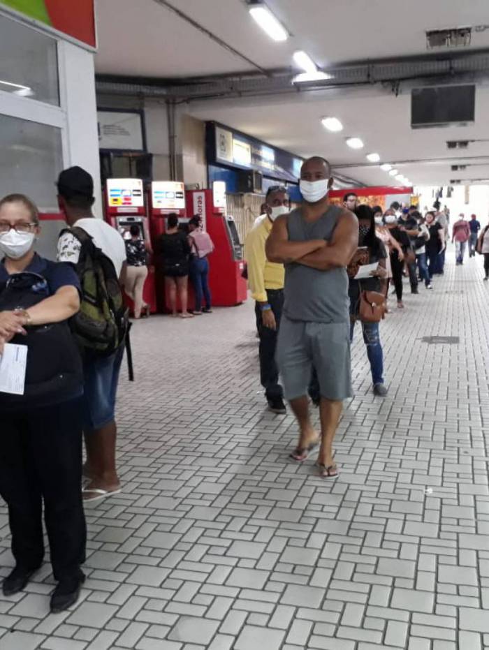 Fila na loja do Riocard na Central do Brasil por conta de problemas no cartão