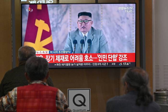 Pessoas assistem pronunciamento do líder da Coreia do Norte, Kim Jong Un