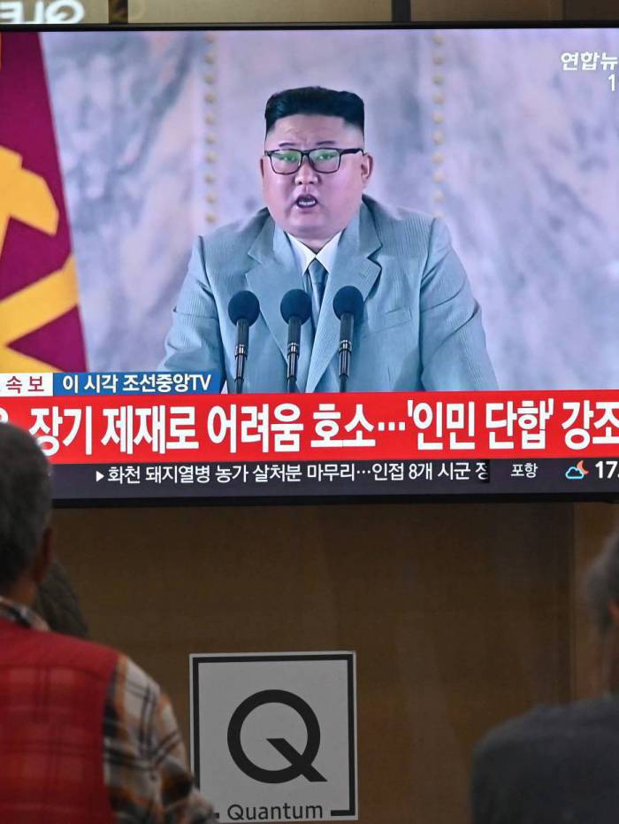Pessoas assistem pronunciamento do líder da Coreia do Norte, Kim Jong Un