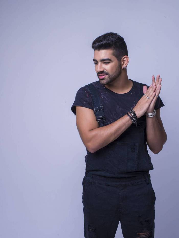 Grupo Bom Gosto (E) e Dilsinho (alto): pagod&atilde;o no Terreir&atilde;o do Samba