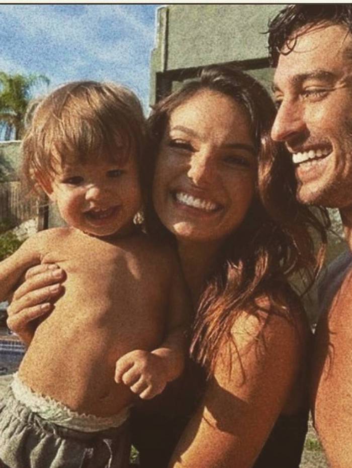 Andr&eacute; Resende com Isis Valverde e o filho Rael