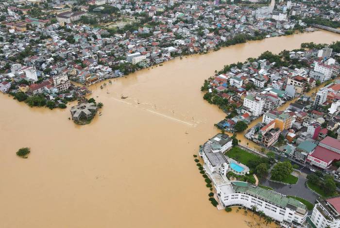 Vista aérea da antiga capital imperial de Hue, tomada pelas enchentes no Vietnam